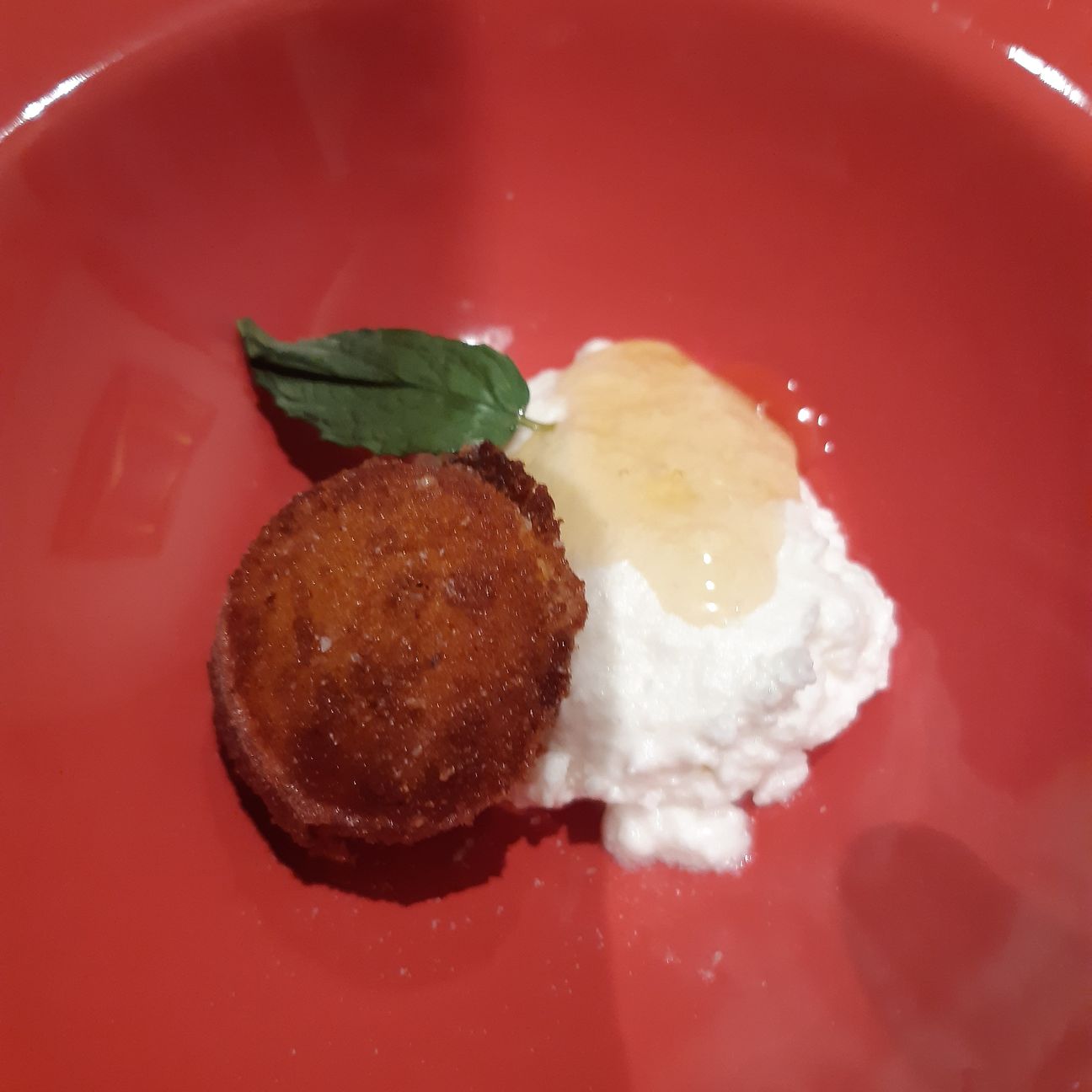 Uovo alla Cracco su ricotta di pecora, miele millefiori e profumo di menta