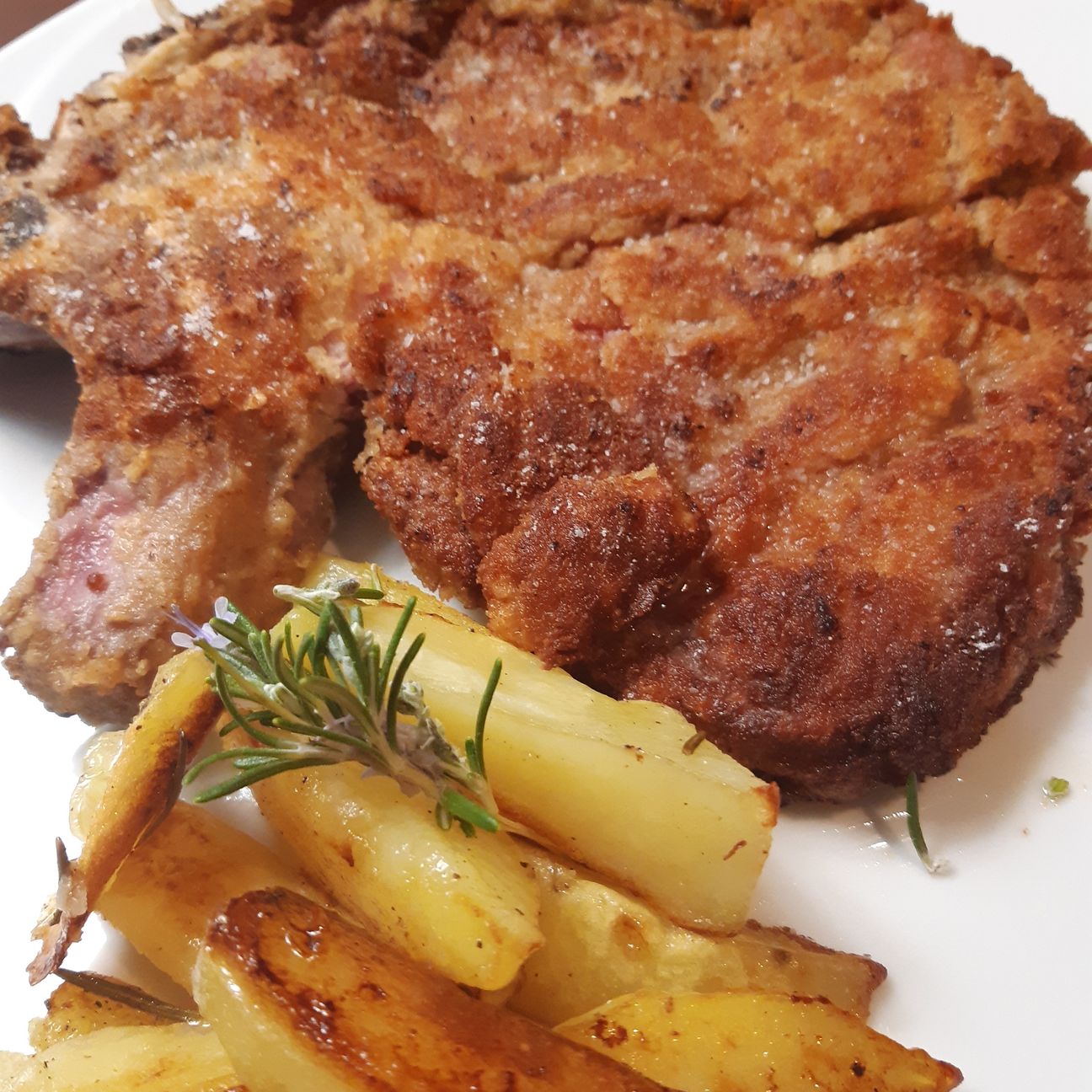 Cotoletta alla milanese con patate a forno al rosmarino