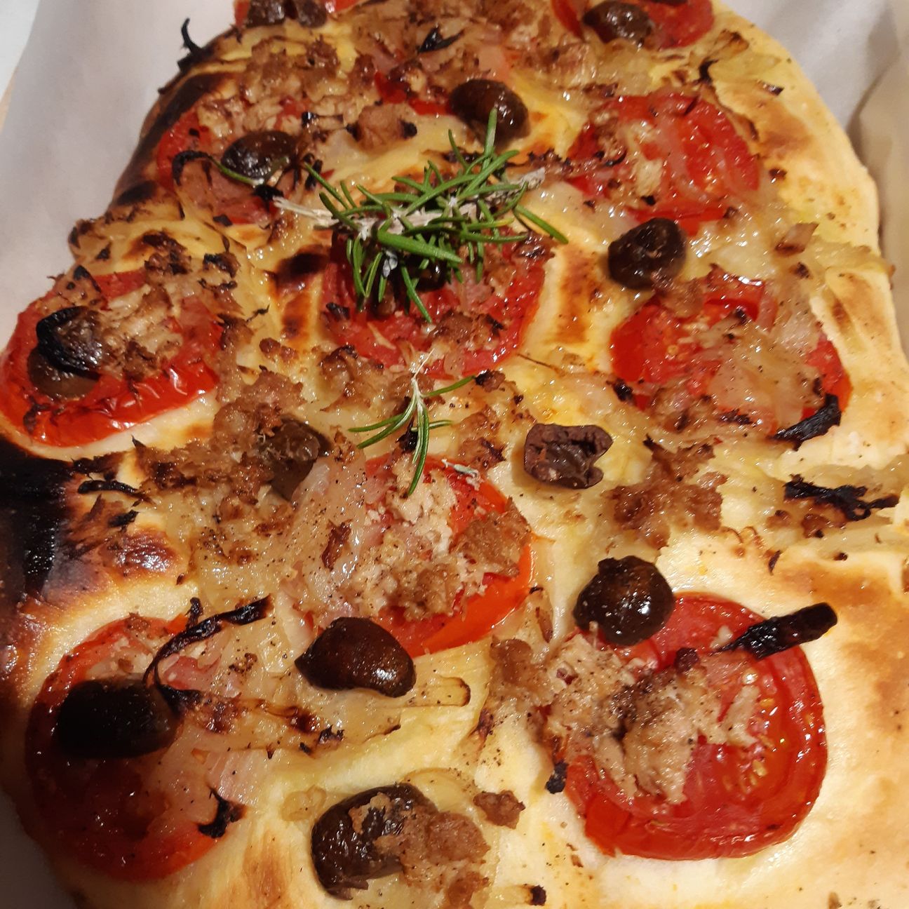 Focaccia con tonno, cipolla, olive verdi e pomodori