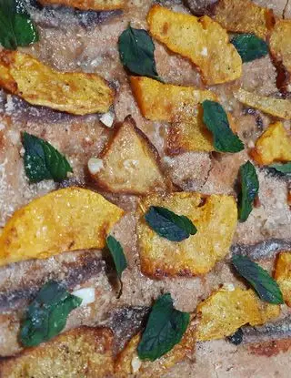 Ricetta Focaccia di grano tumminia con sarde, zucca rossa, aglio, grana e profumo di menta di domenico.sant