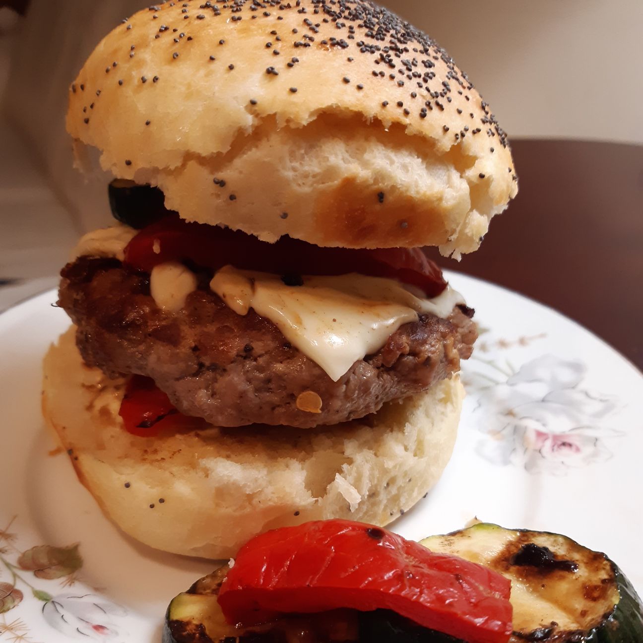 Hamburger con zucchine,peperone e cipolla