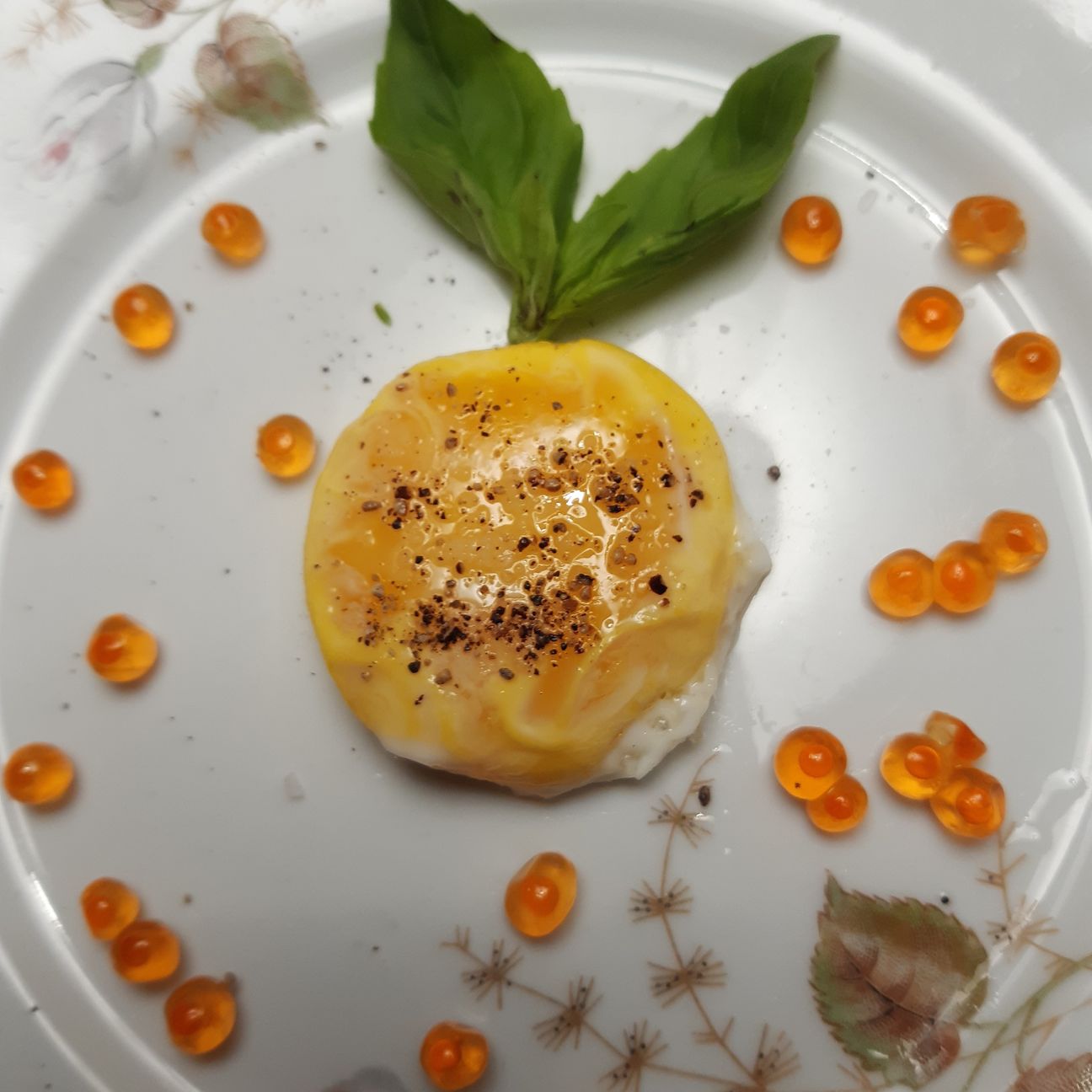 Tuorlo d' uovo fritto con salmone caviale