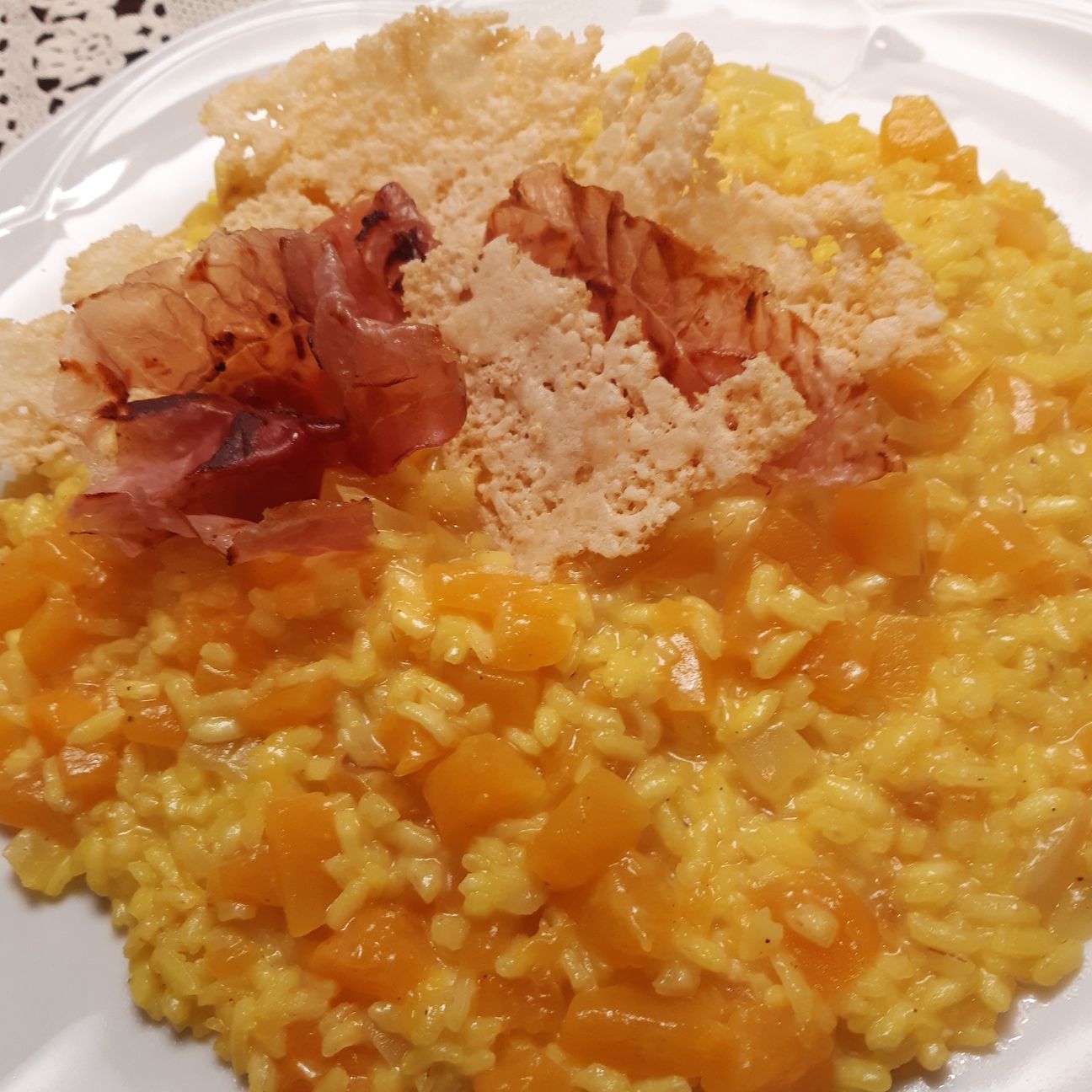 Risotto alla zucca rossa con parmigiano e speck croccanti