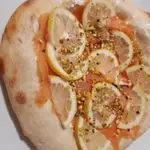 Ricetta Pizza al salmone,stracchino, granella di pistacchi e fettine di limone