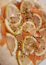 Ricetta Pizza al salmone,stracchino, granella di pistacchi e fettine di limone