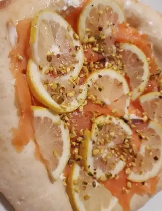 Ricetta Pizza al salmone,stracchino, granella di pistacchi e fettine di limone di domenico.sant