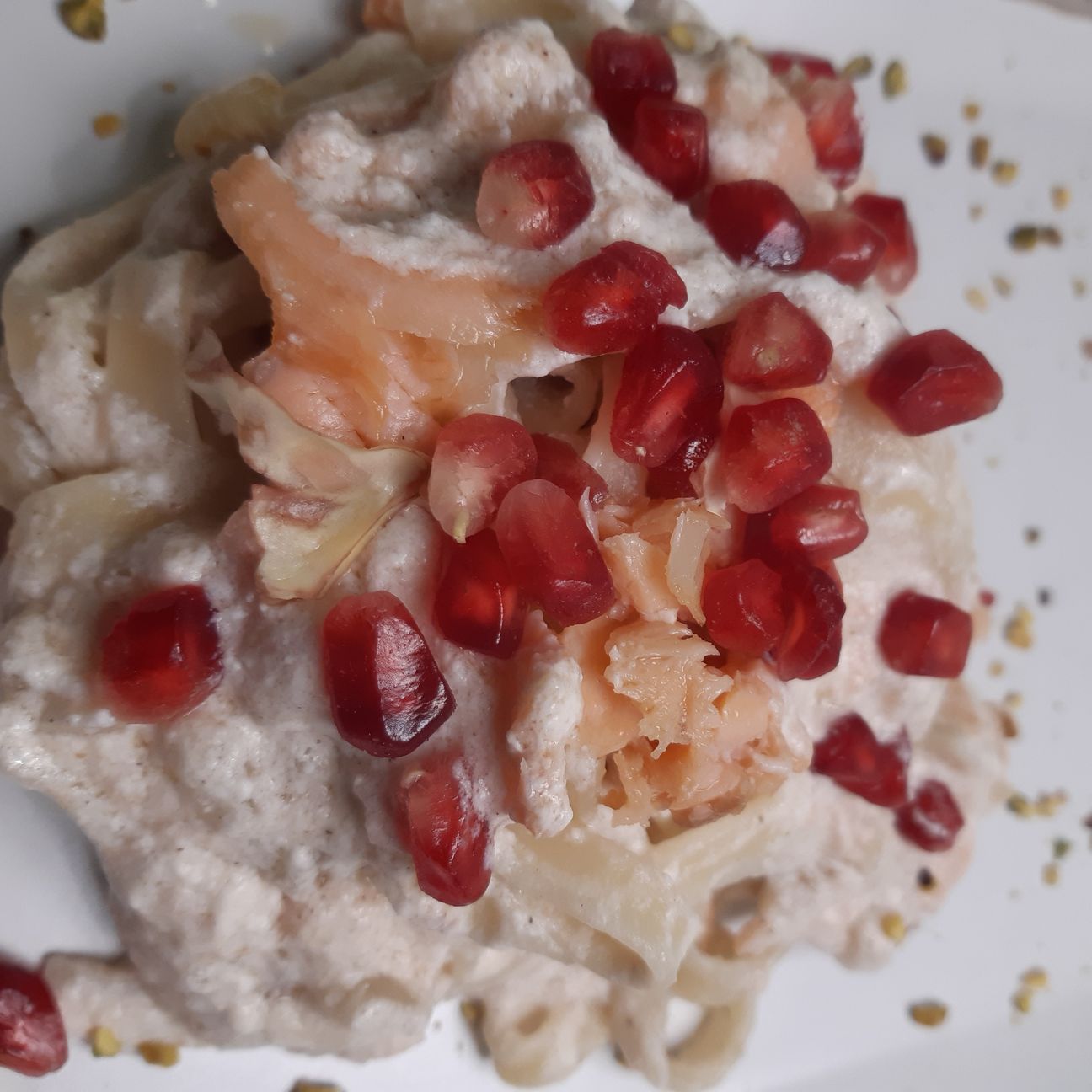 Tagliatelle al salmone con chicchi di melagrana e granella pistacchi
