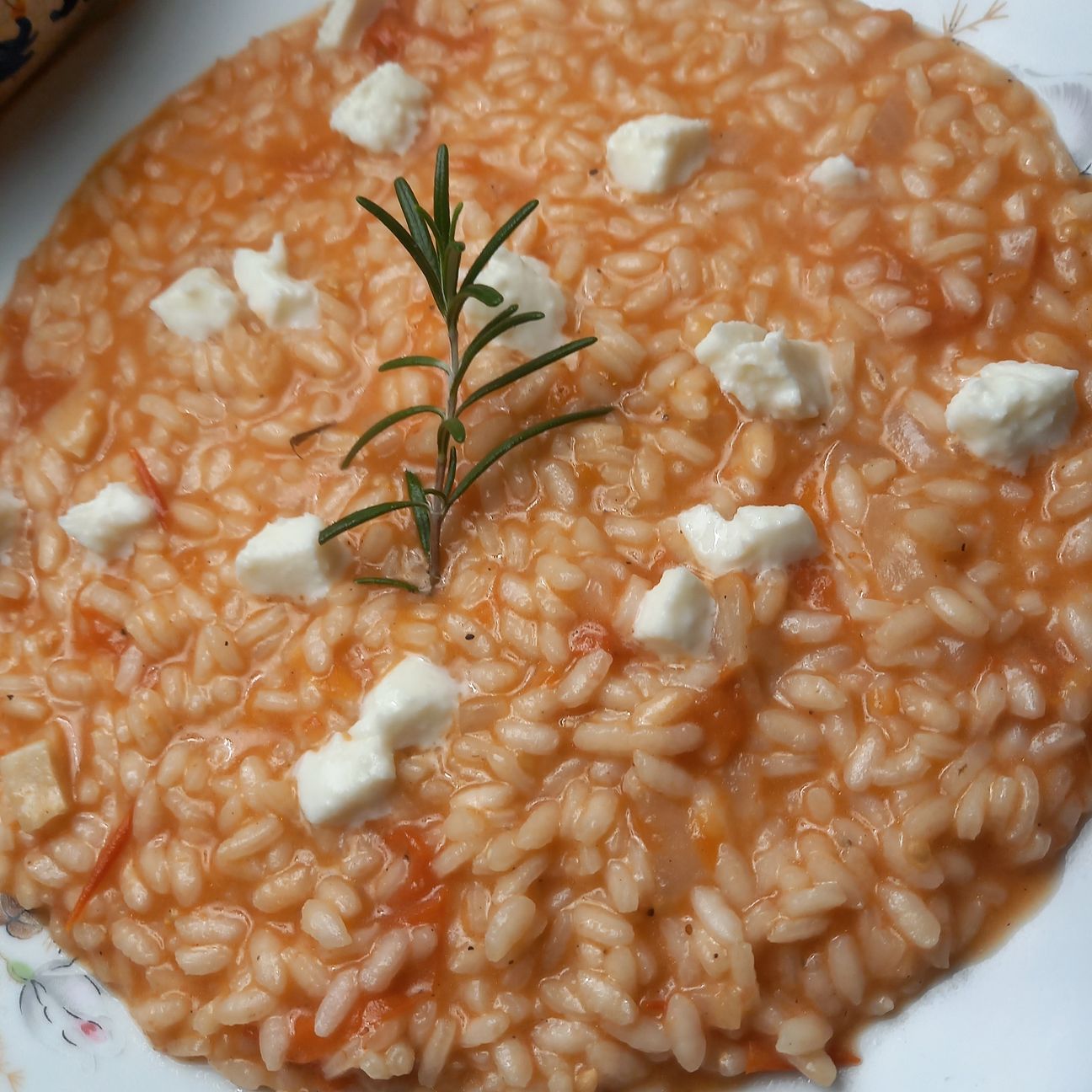 Risotto aromatizzato al rosmarino con pomodorino e tocchi di vallelata
