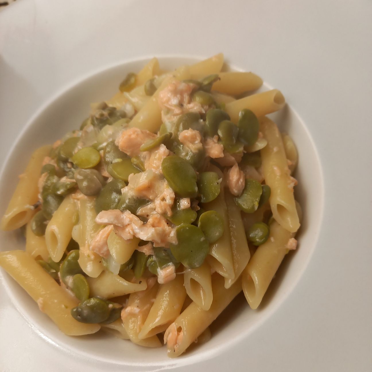 Penne con fave e salmone