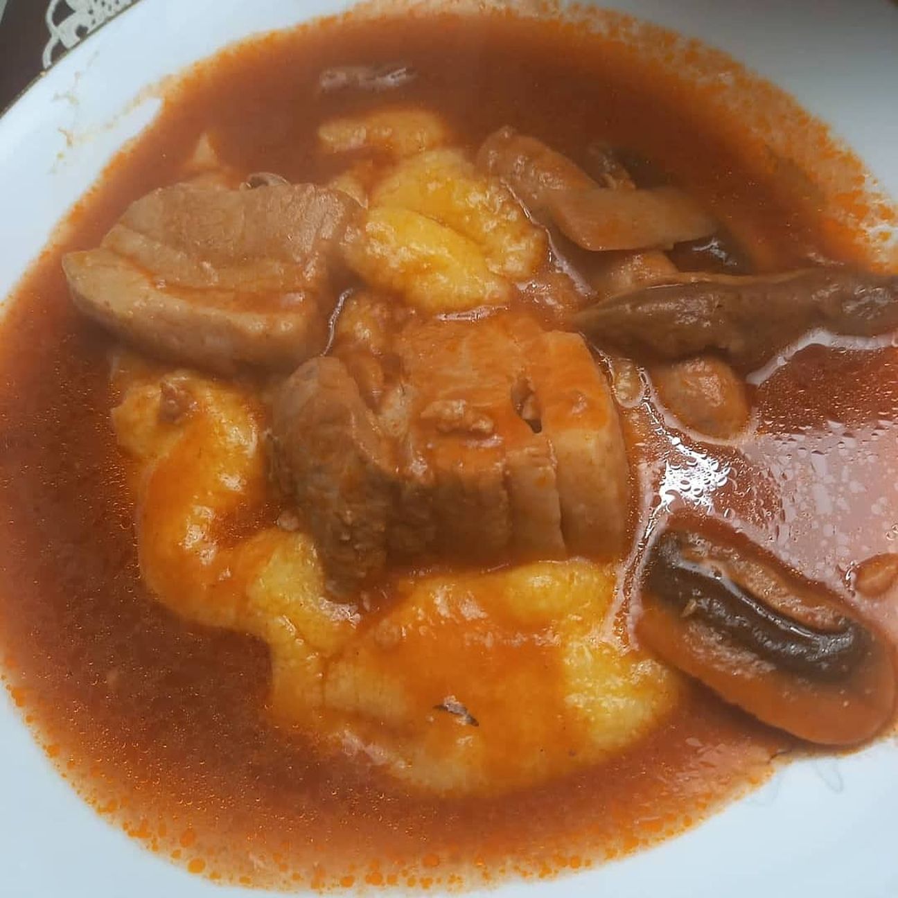 Polenta bramata con ragù di suino e funghi