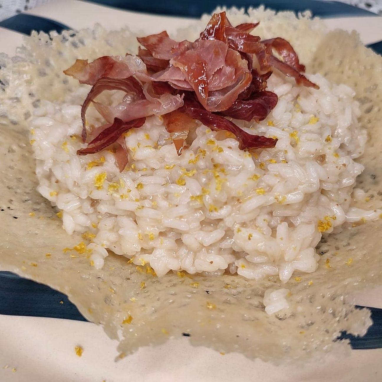 Risotto prosciutto crudo e limone in cestino di grana