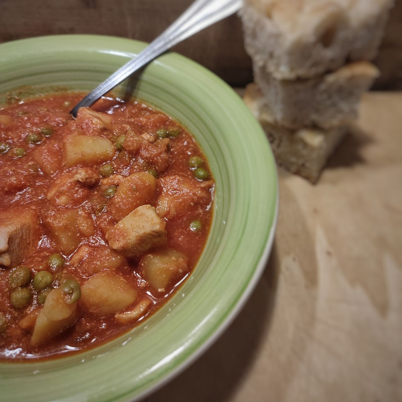 Spezzatino di pollo con patate e piselli