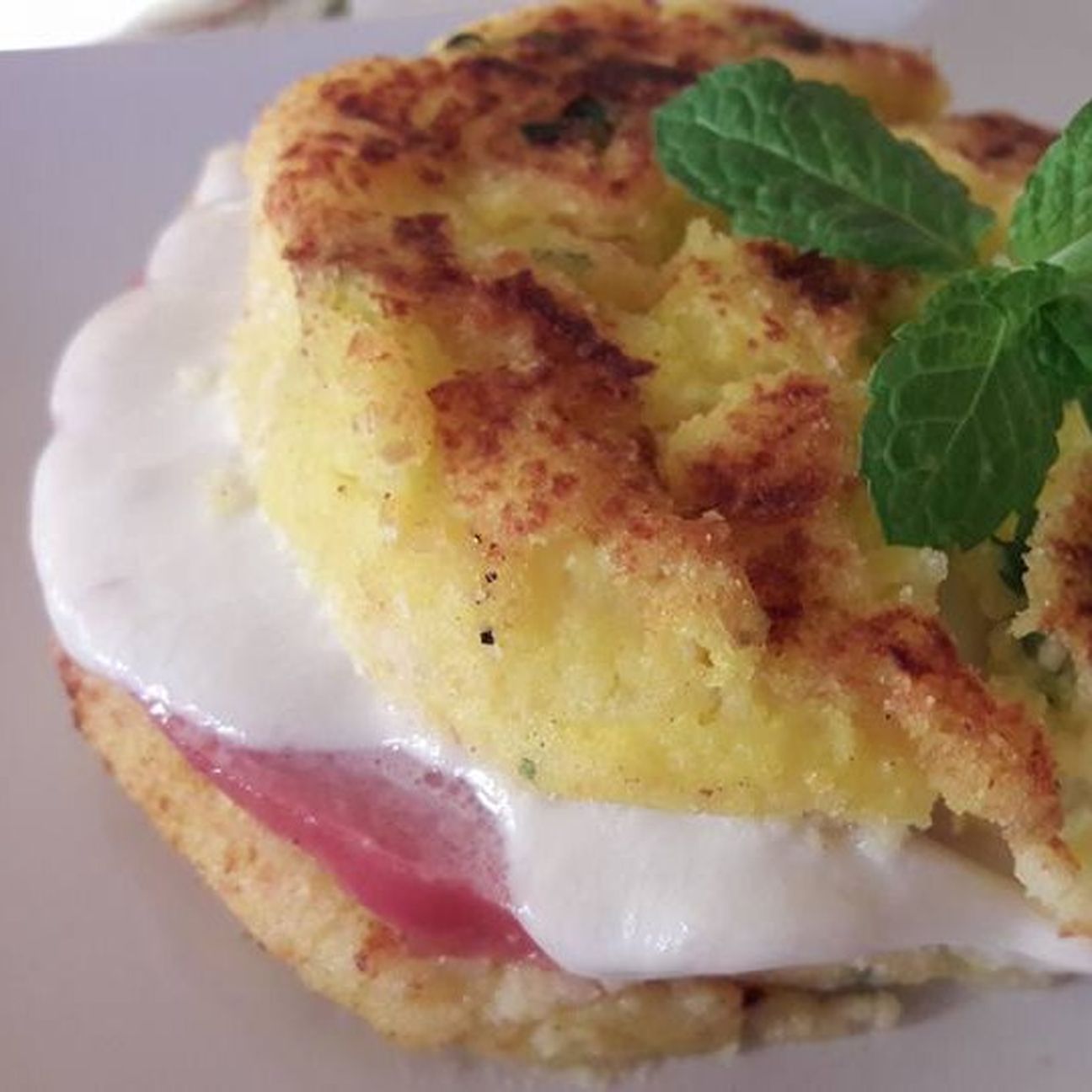 Medaglioni di patate con mortadella con pistacchio e mozzarella.