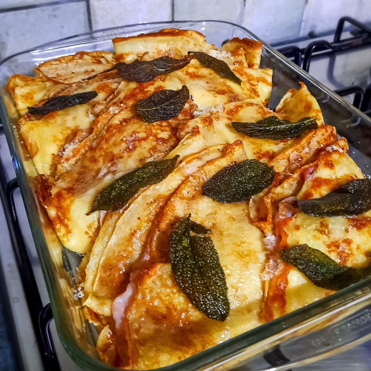Crespelle al prosciutto cotto e funghi con besciamella al formaggio