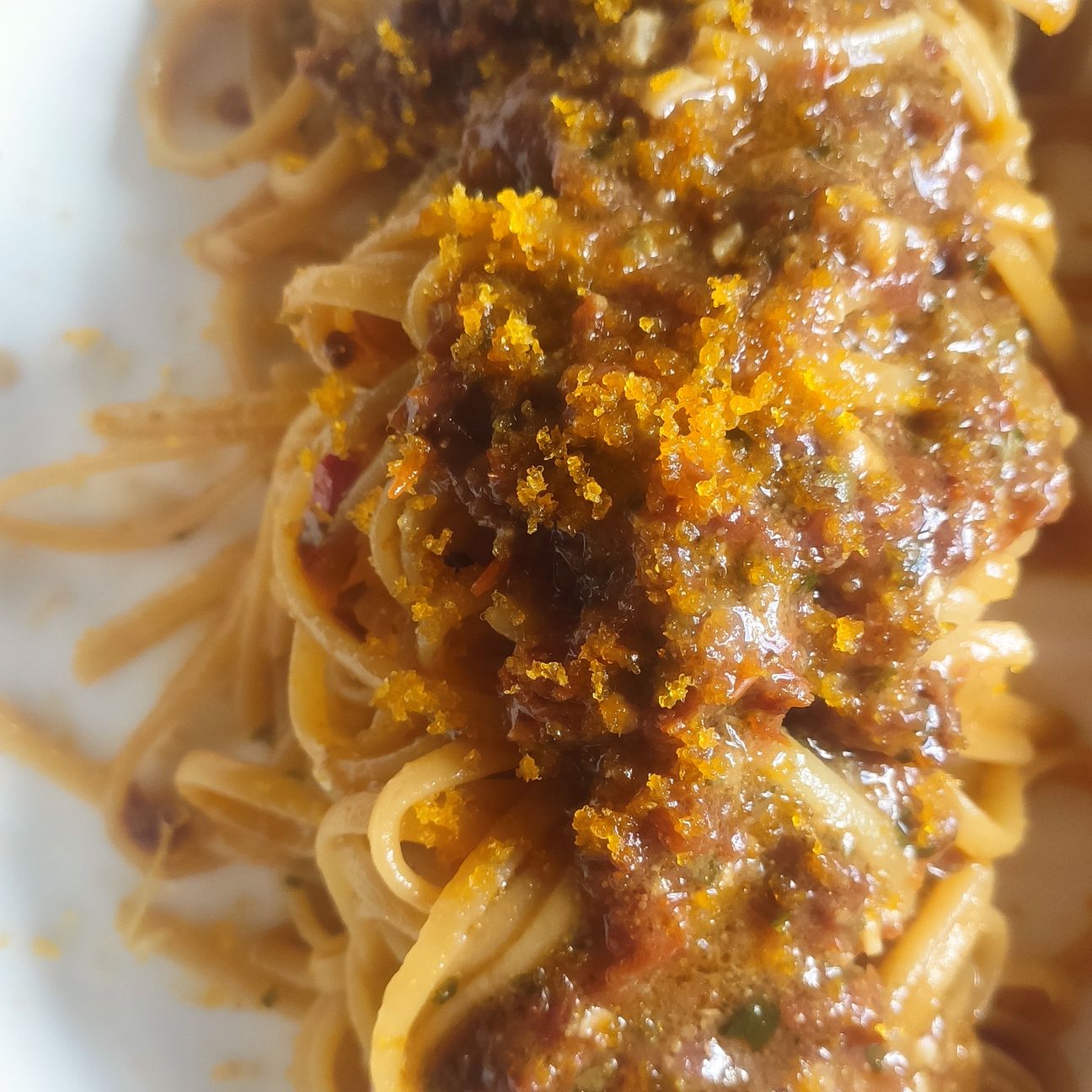 Linguine con capperi, pomodori secchi e bottarga