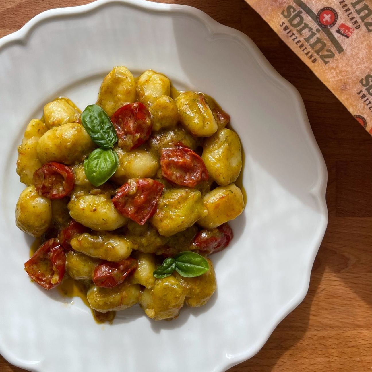 Gnocchi con pesto, pomodorini e Sbrinz DOP