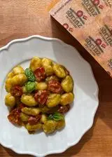 Ricetta Gnocchi con pesto, pomodorini e Sbrinz DOP