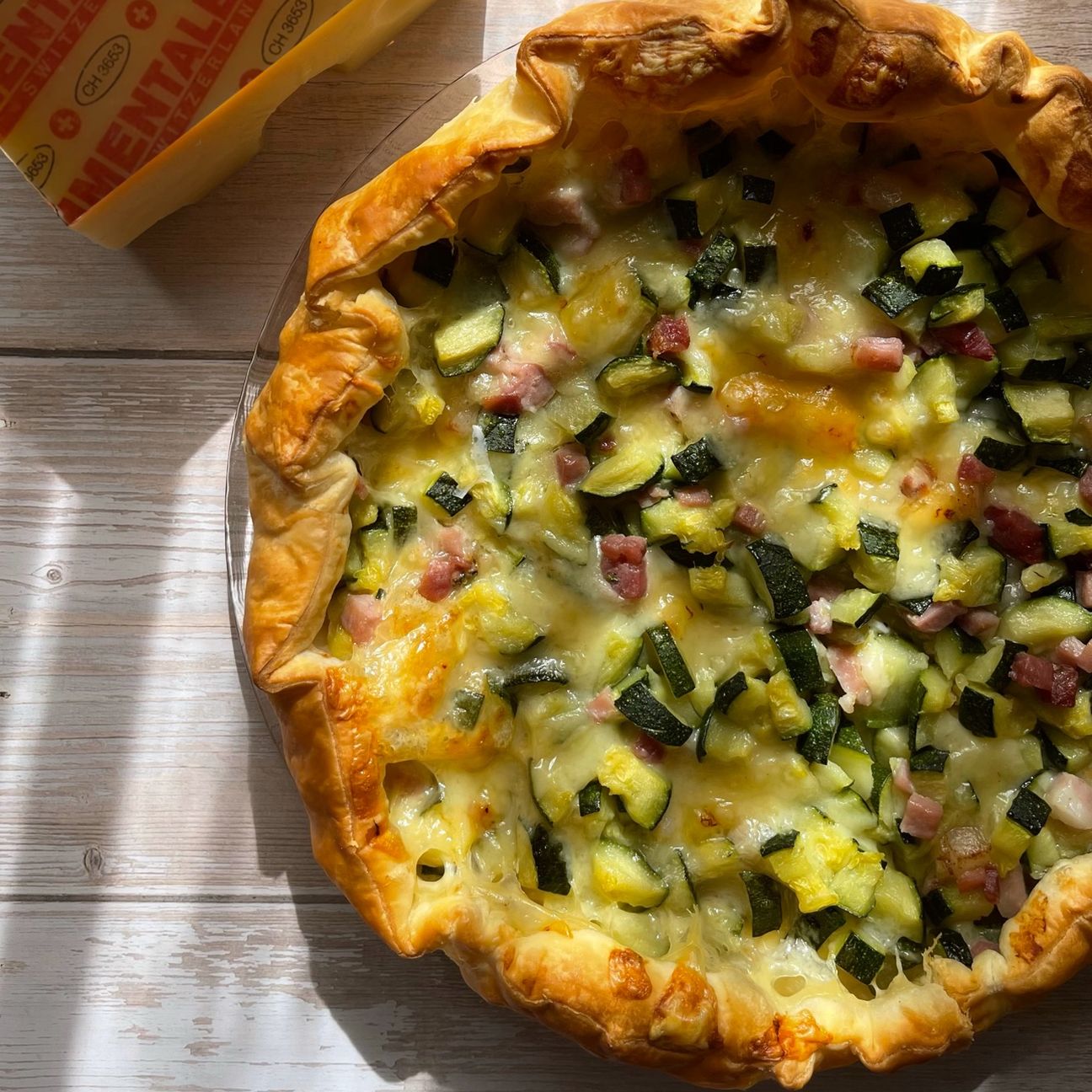 Torta salata con speck, zucchine e Emmentaler DOP