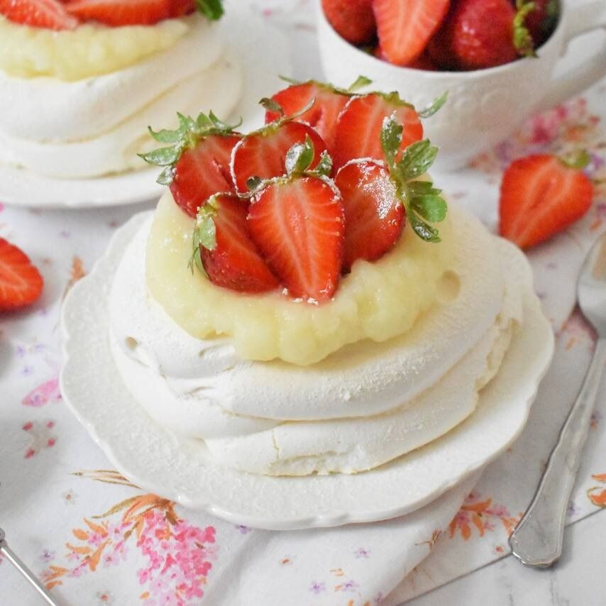 Mini pavlova con fragole e lemon curd