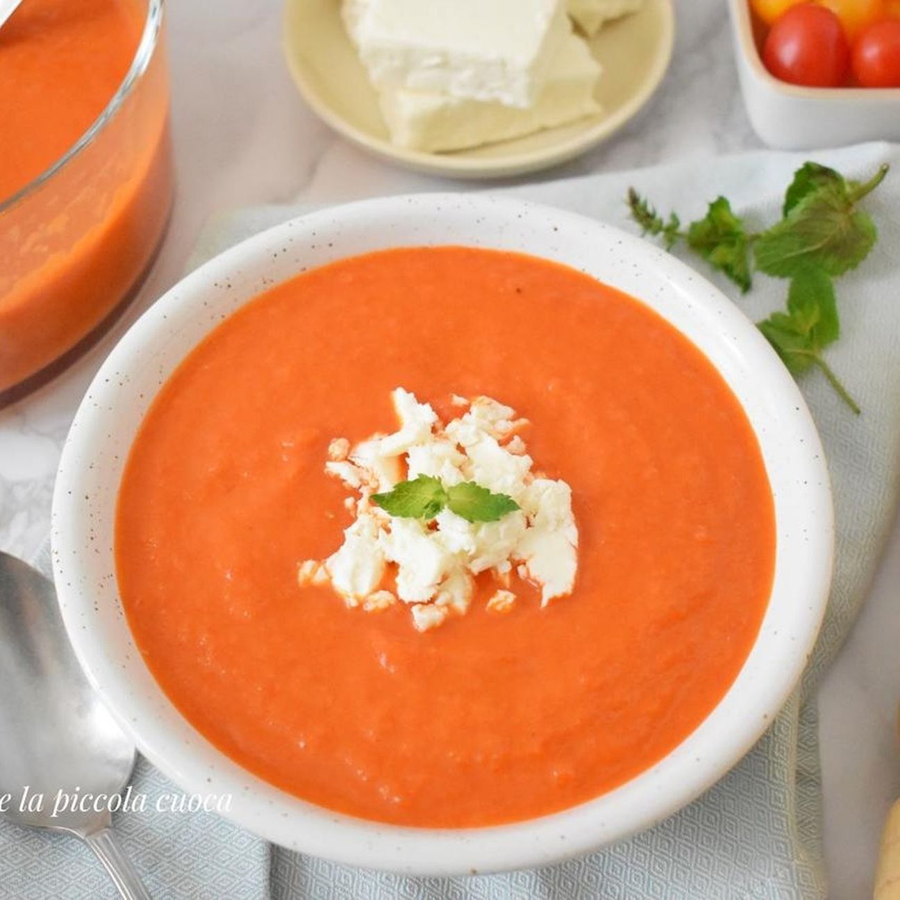 Gazpacho di peperoni con pomodori e feta
