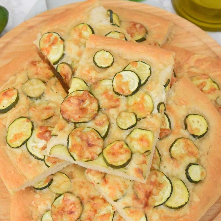Focaccia con zucchine e provolone