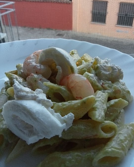 Penne crema di zucchine gamberi e burrata
