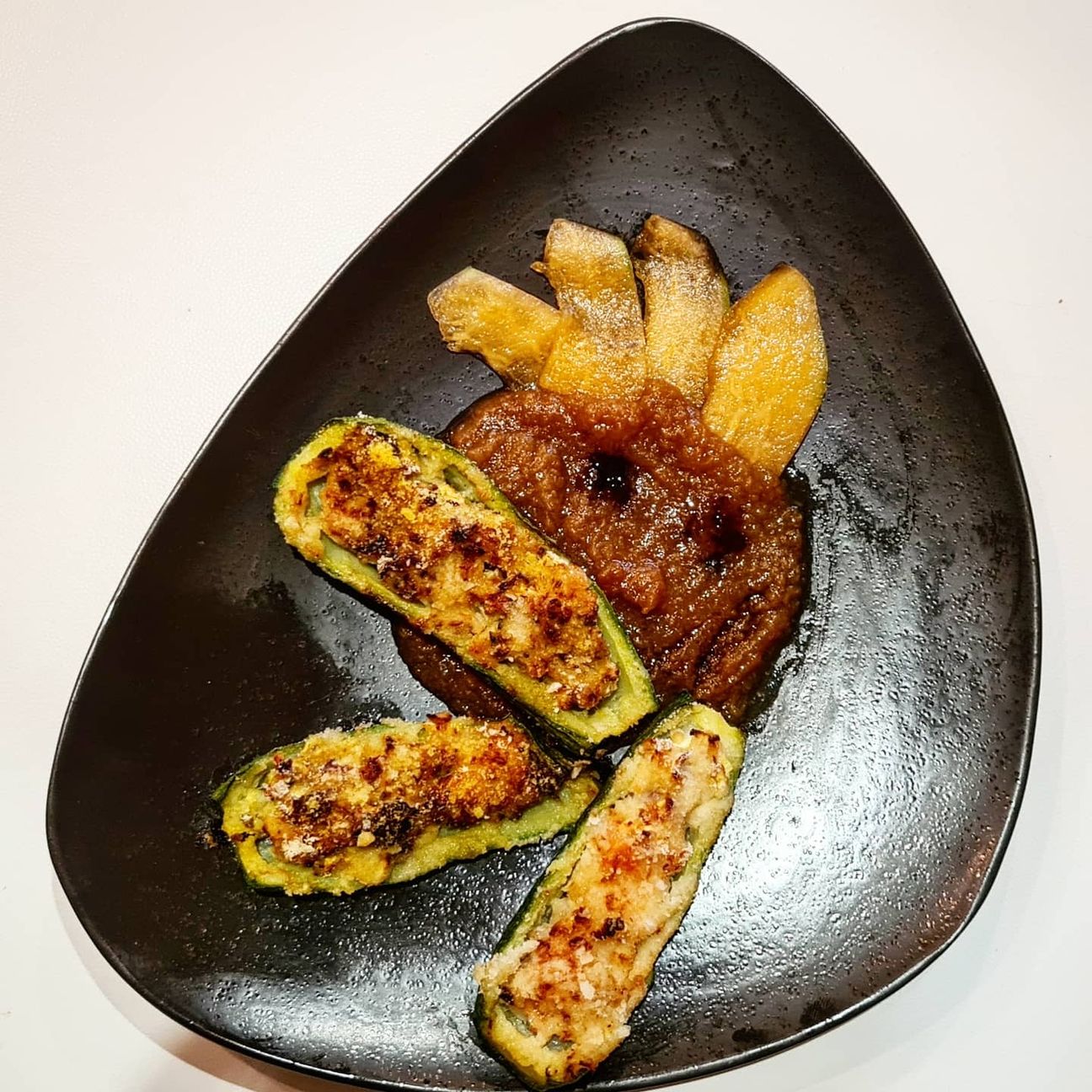 Barchette di zucchine ripiene di gamberi su purea di melone e aceto balsamico