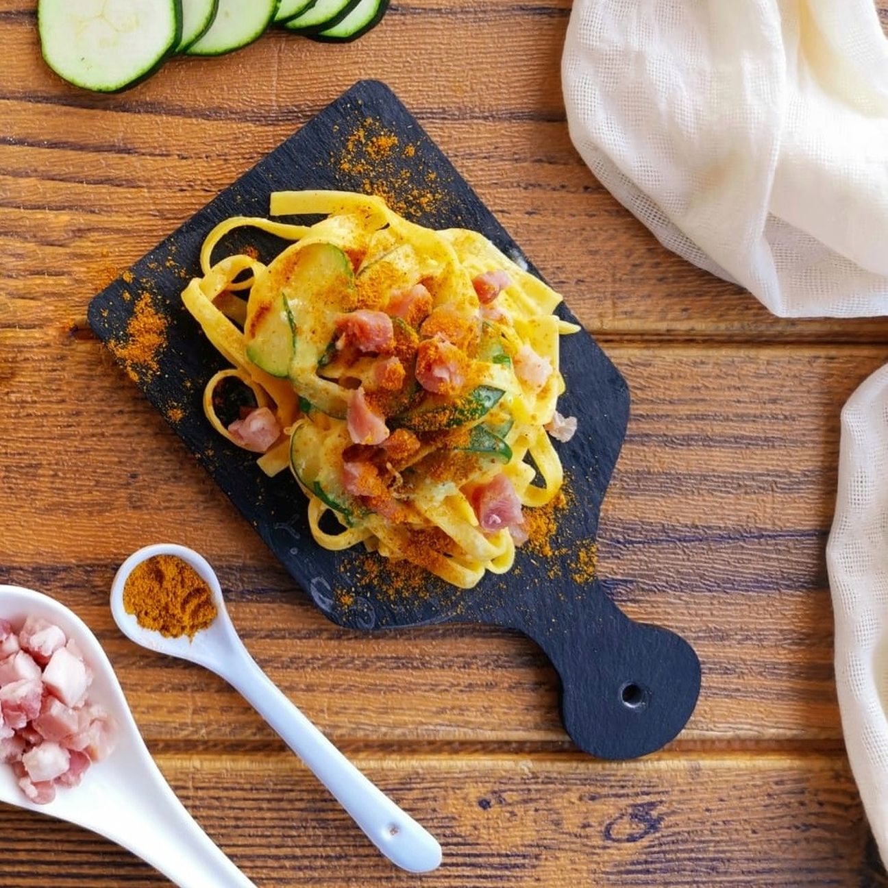 Carbonara con curry e zucchine