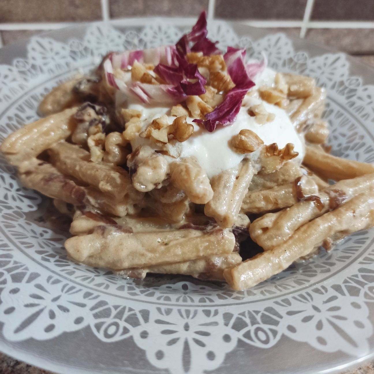 Casarecce con crema di noci, radicchio e crema di mozzarella