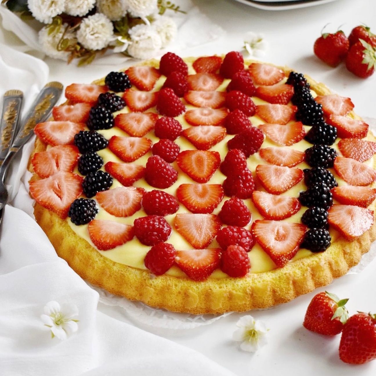Crostata morbida con crema diplomatica e frutta fresca