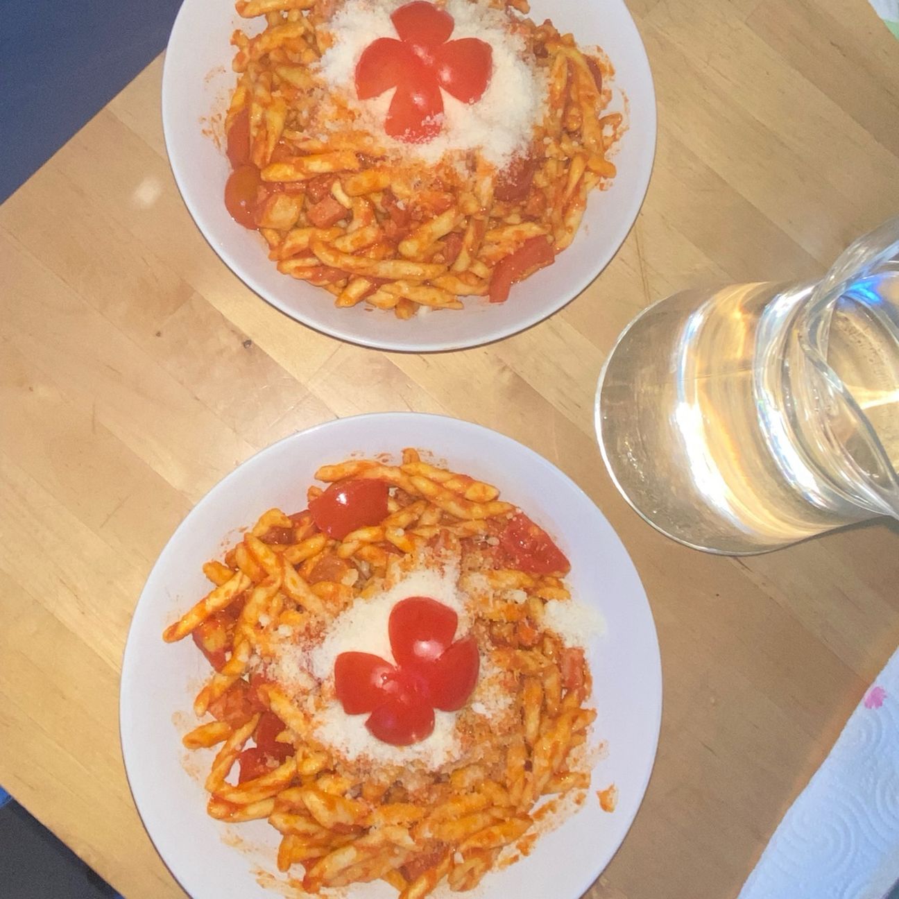 strozzapreti al sugo, prosciuttini e pomodorini