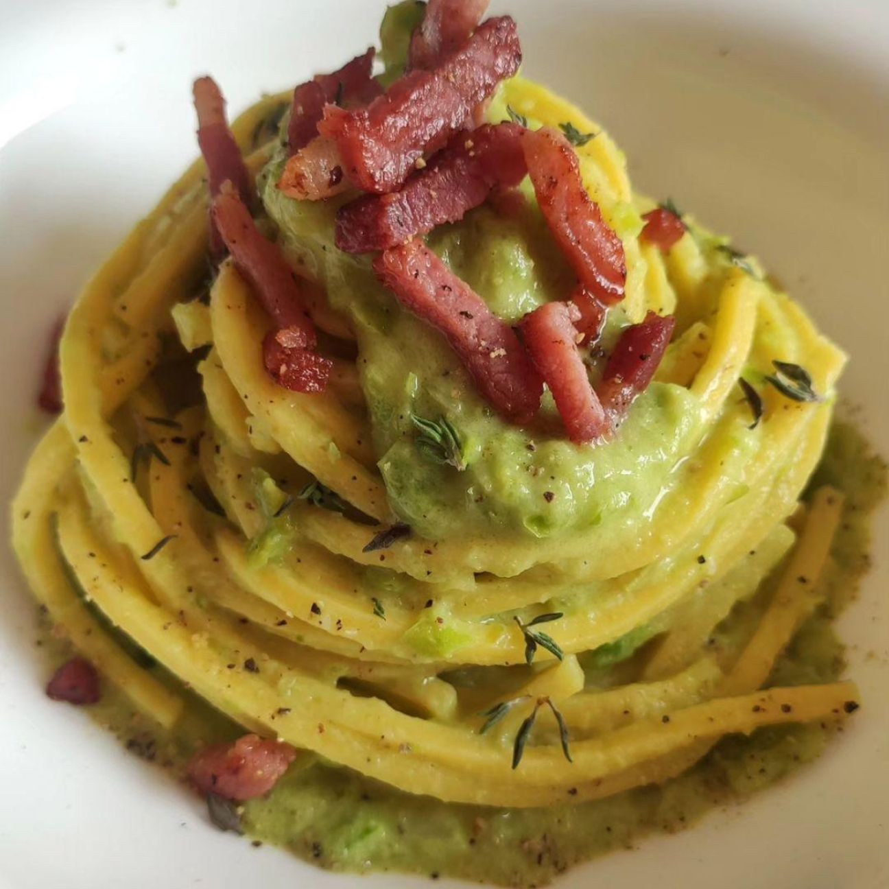 Spaghetti crema di peperoni verdi e speck