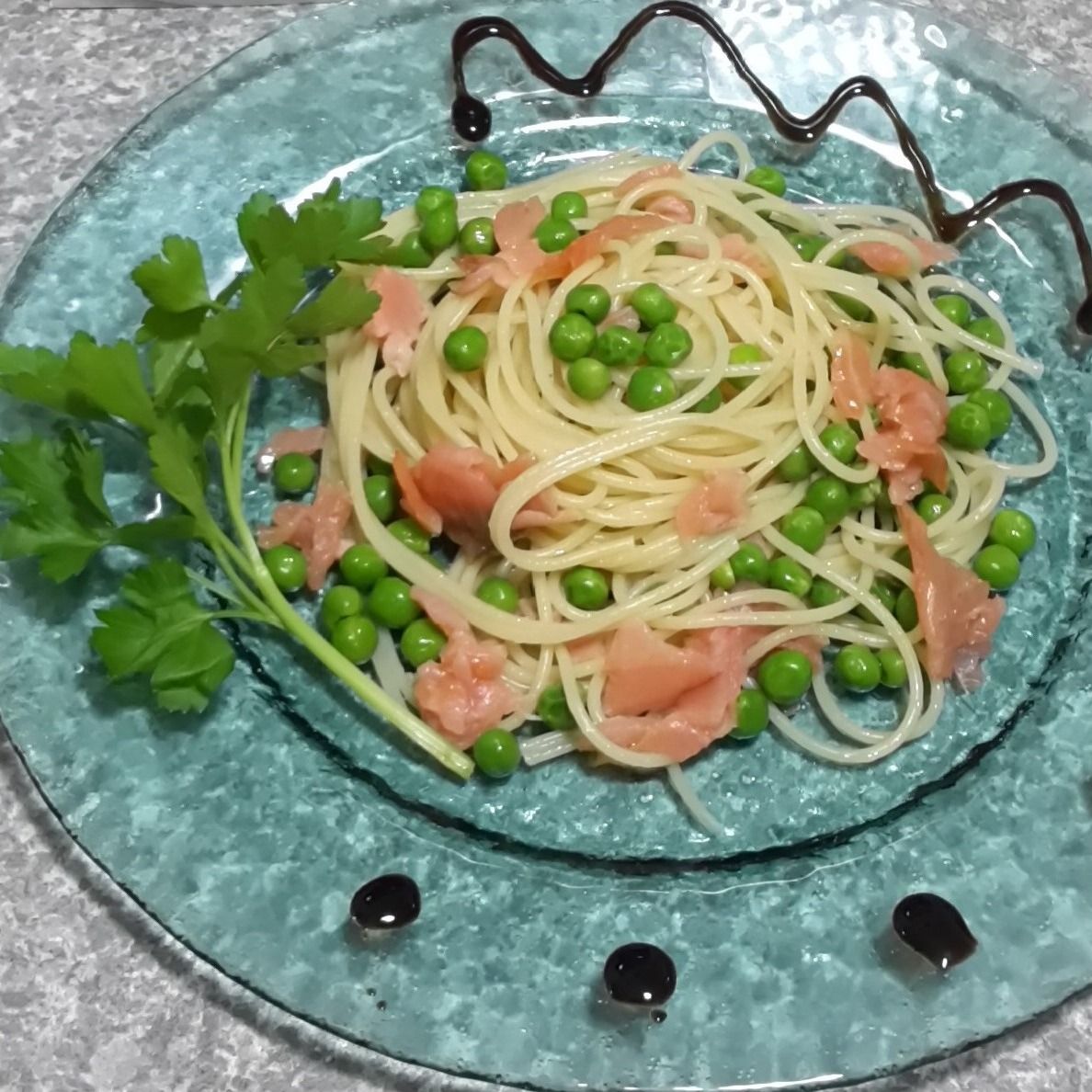 Spaghetti salmone e piselli