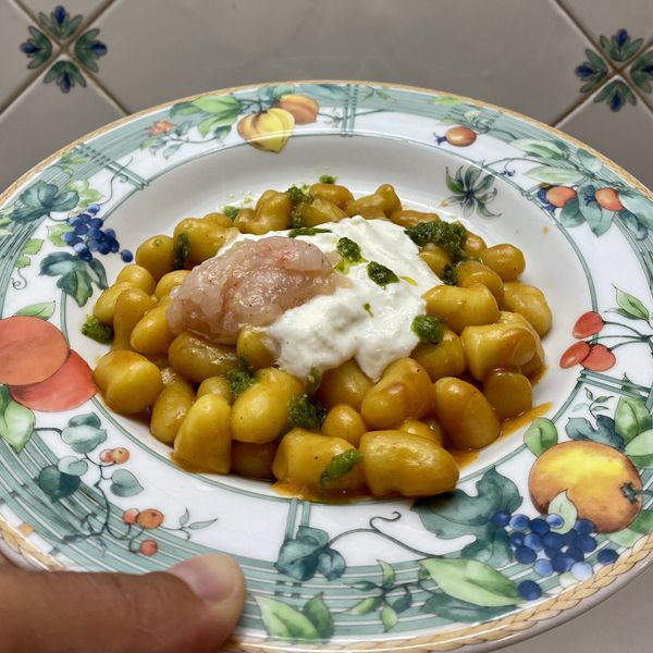 Chicche con bisque di gamberi, burrata, tartare di gamberi e pesto Al