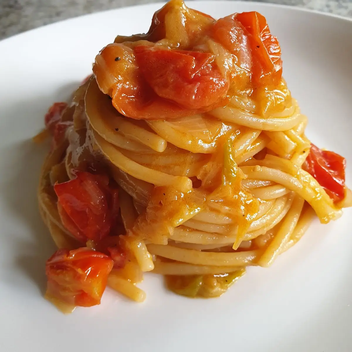 Ricetta Spaghettoni ai cipollotti di Tropea con polvere di peperone crusco e pomodorini ciliegino di Robertobabbilonia