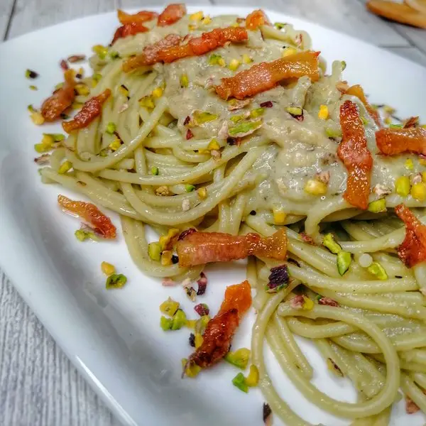 Ricetta Spaghetti crema di carciofi, guanciale e pistacchi. di cristinaeffe_
