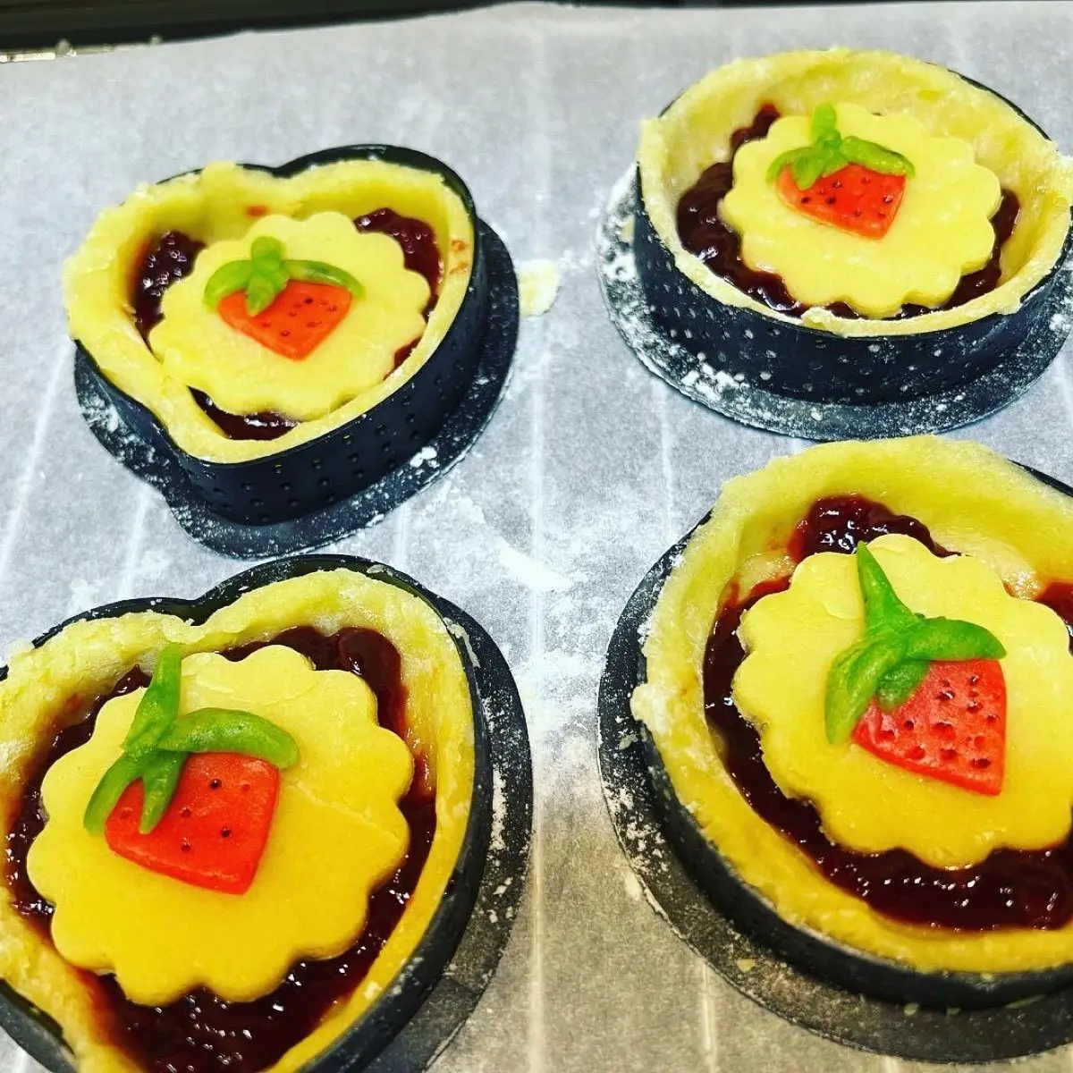 Ricetta Crostatine fragole🍓🍓🍓e ciliegie con frolla colorata 😋😊 di loredana705