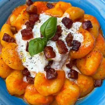 Ricetta Gnocchi con crema di peperoni, stracciatella e pancetta croccante di ilmiopiattoacolori