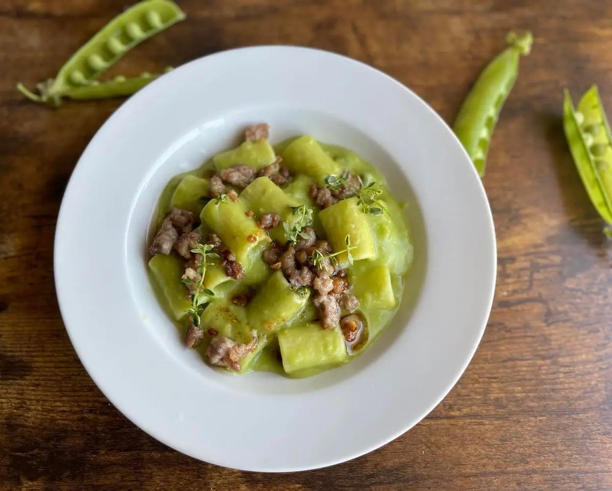 Ricetta Pasta con crema di piselli e salsiccia croccante di cucina_e_non_solo