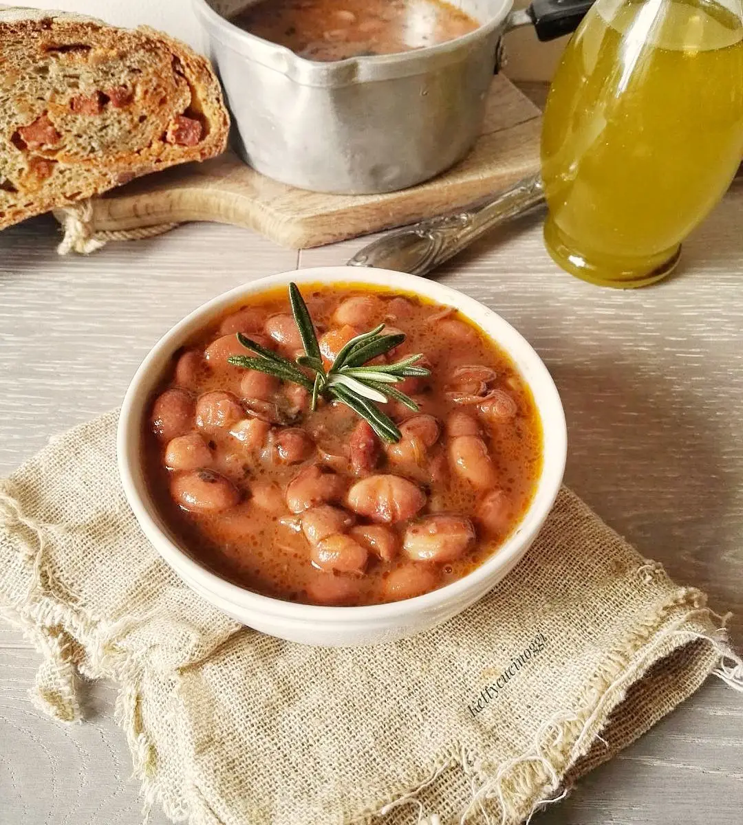 Ricetta ZUPPA DI FAGIOLI RUSTICA CON SCORZE DI FORMAGGIO di ketty8