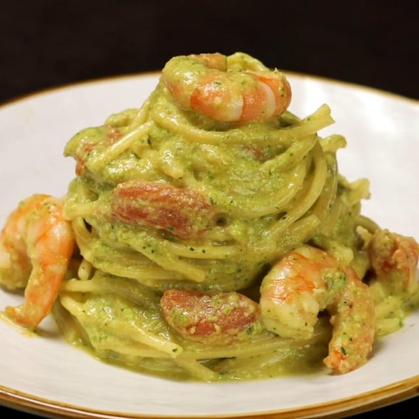Spaghetti con pesto di zucchine, gamberi e pomodorini - Al.ta Cucina