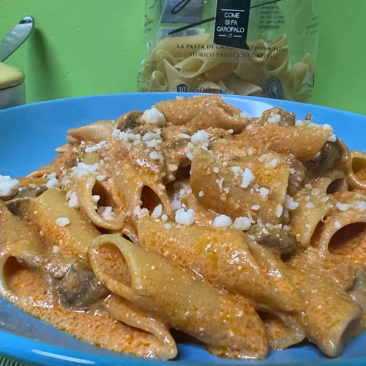 Ricetta Penne garofalo con  funghi panna e pomodoro 😋😋😋😋😋 di loredana705
