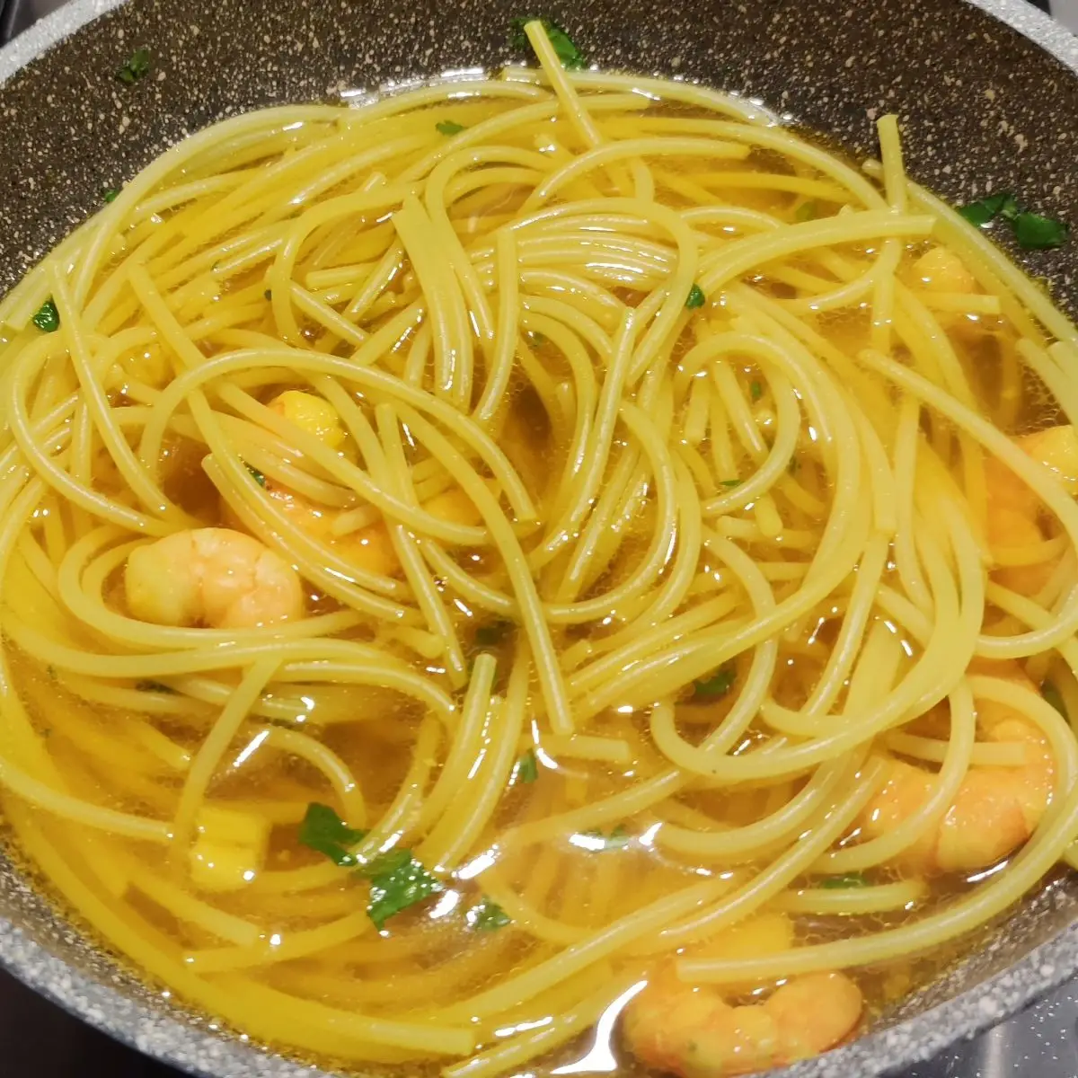 Ricetta Spaghetti con gamberetti in sugo allo zafferano. di ilninotto