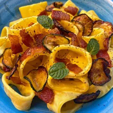 Ricetta CALAMARATA CON CREMA ALLO ZAFFERANO E ROBIOLA, CHIPS DI ZUCCHINE E GUANCIALE di ilmiopiattoacolori