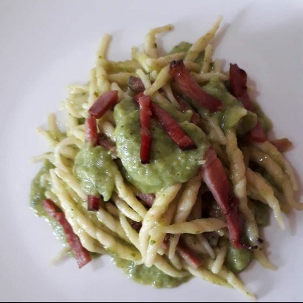 Trofie con pesto di zucchine e speck - Al.ta Cucina