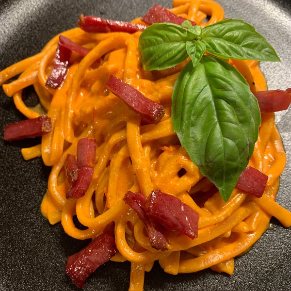 Scialatielli piccanti con crema di pomodorini e robiola con bresaola affumicata - Al.ta Cucina
