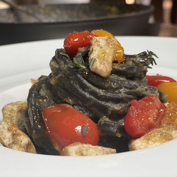 TAGLIOLINI AL NERO DI SEPPIA CON PESCE SPADA E POMODORINI CARAMELLATI Al.ta Cucina