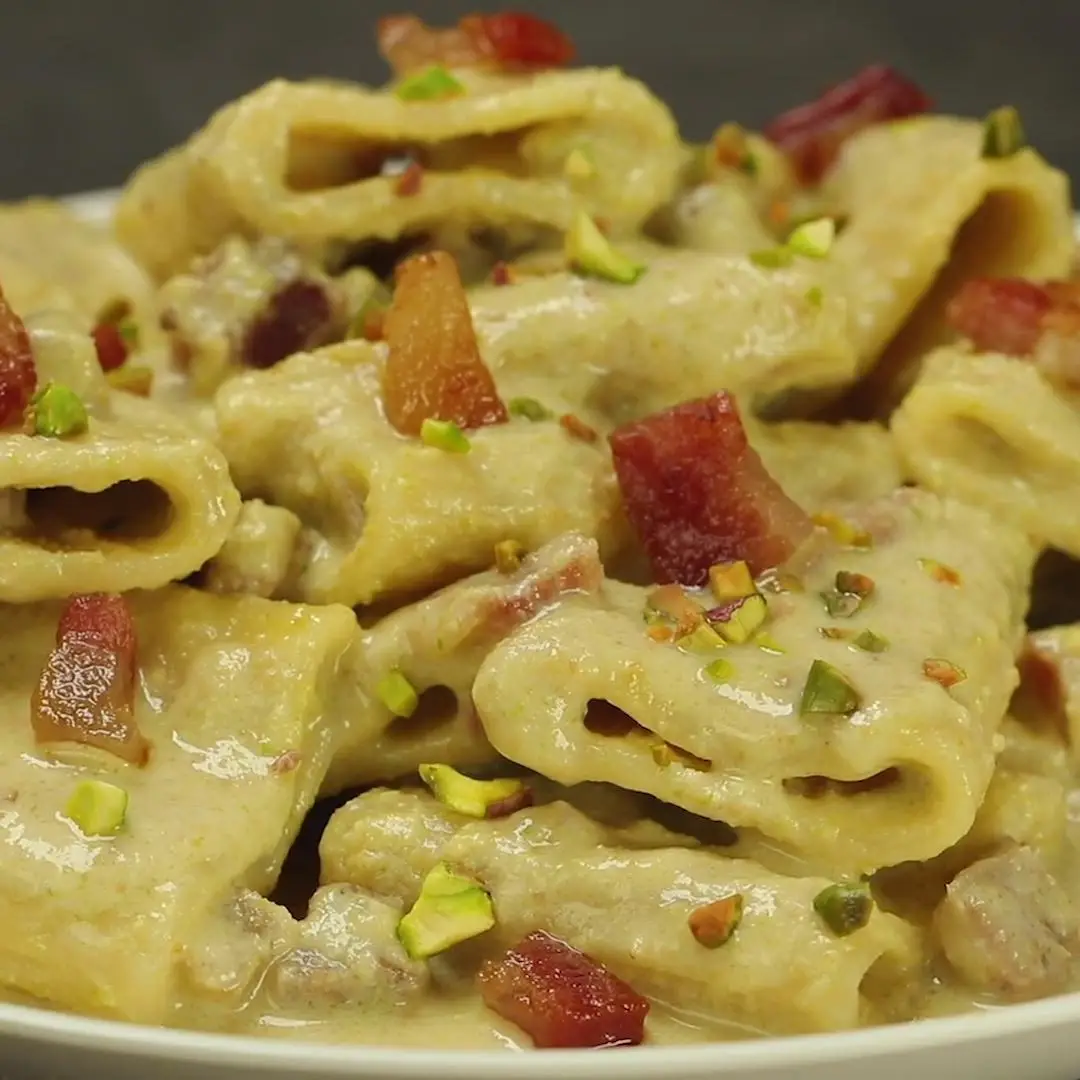 Ricetta Paccheri alla crema di burrata e pistacchi con guanciale croccante di altacucina