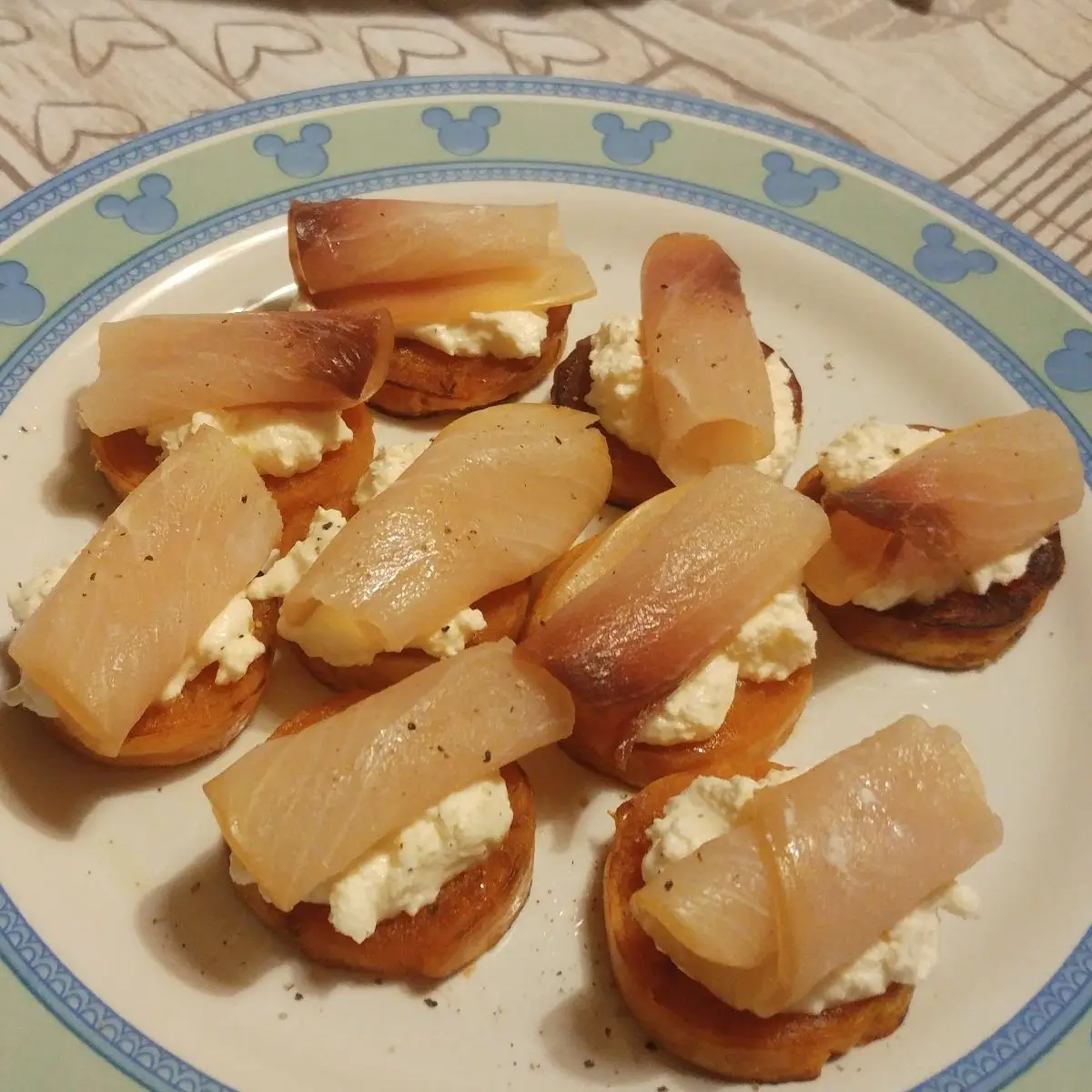 Ricetta "Crostini" di patate dolci con spada affumicato e robiola di in_cucina_con_alessio