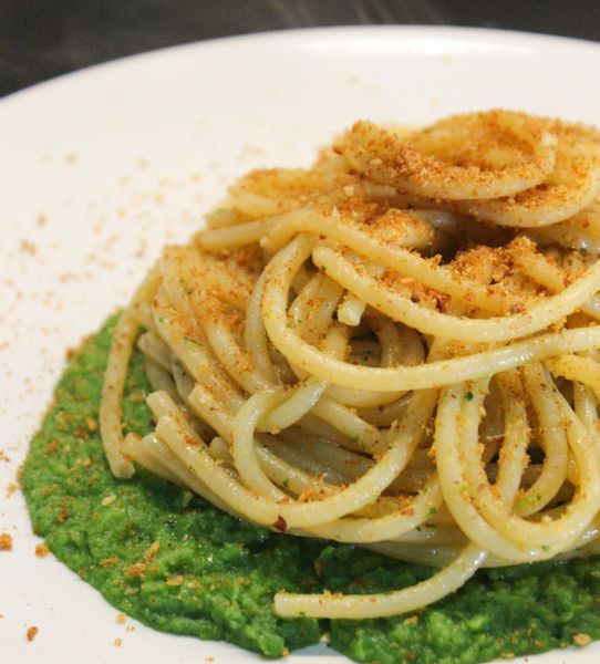 Spaghetti aglio olio peperoncino e acciughe su crema di broccoli con